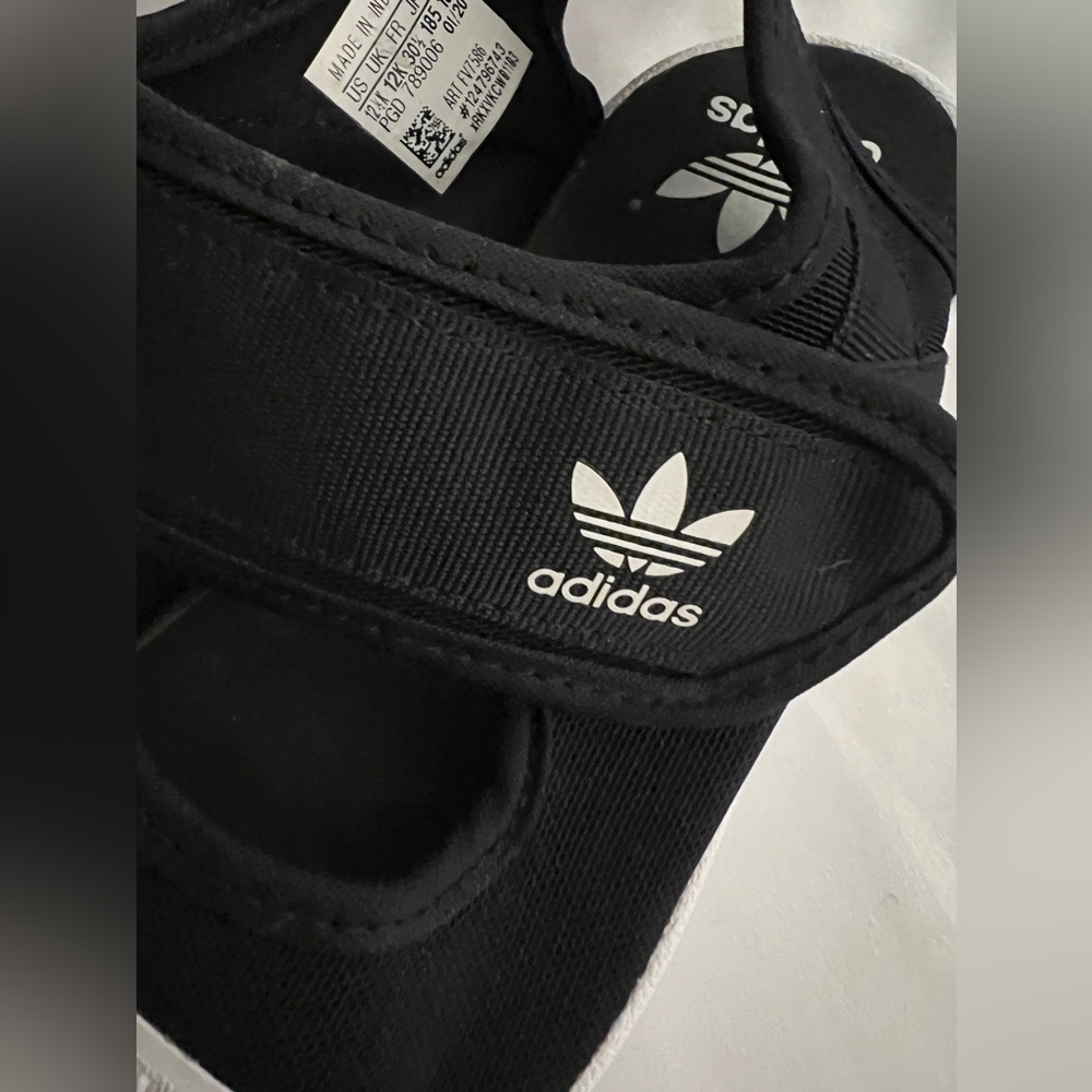 Girls Adidas sandal. - Picture 5 of 7
